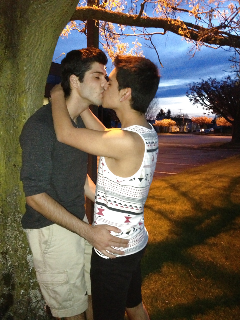 парни целуются гей фото 25