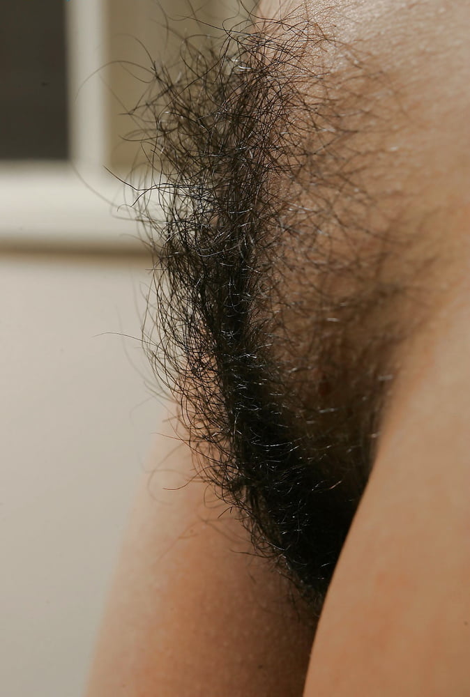 Горячая мастурбация японки с волосатым лобком