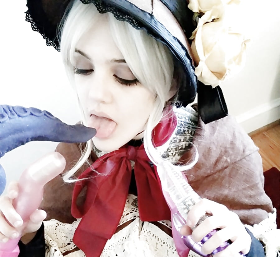 Cosplayer sucking