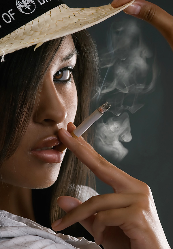 Пристрастие к курению побуждает блондинку сосать и трахаться с сигаретой 