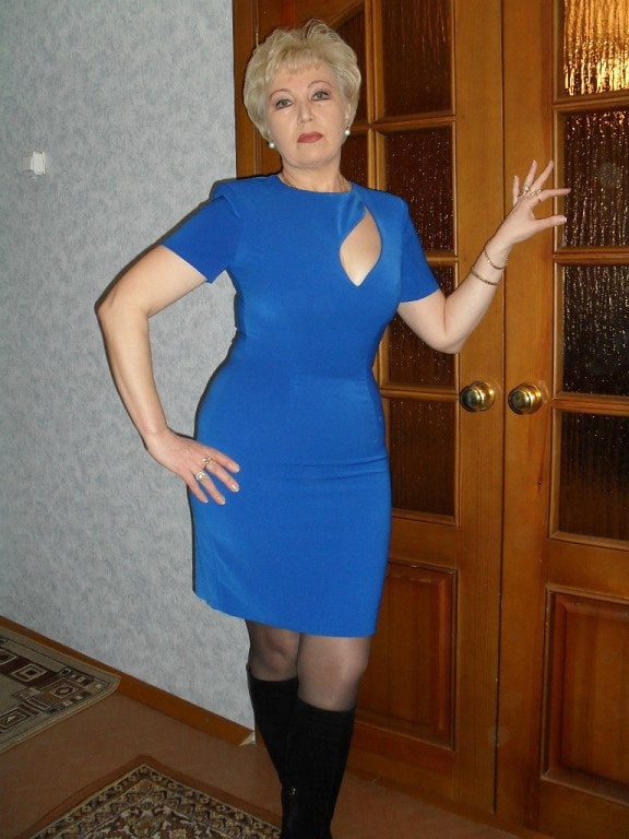 Очкастый сосед жарит в рот милфу в синем платье