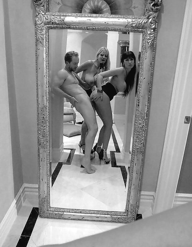 Девушки голышом позируют перед зеркалом порно фото и секс фотографии