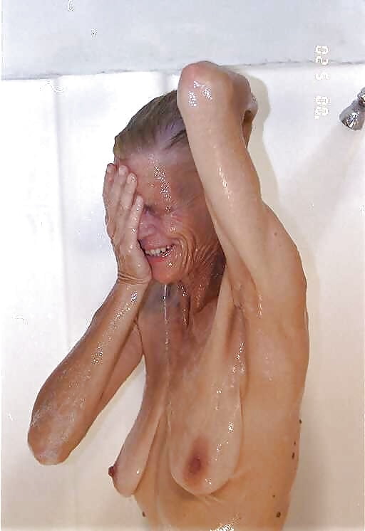 Милашка 20 лет с обвисшими сиськами в ванной