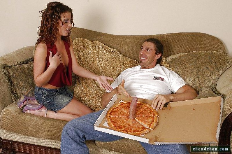Муж дрочит пока жена сосет доставщику пиццы
