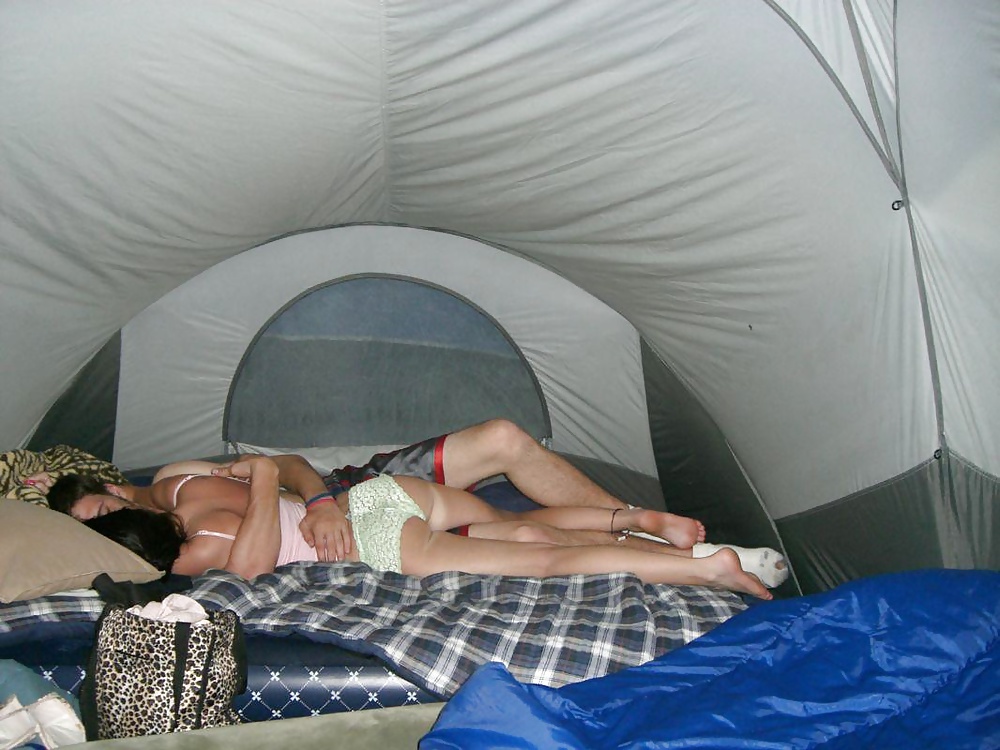Секс в палатке во время студенческого похода и ебля девчонки с большой жопкой