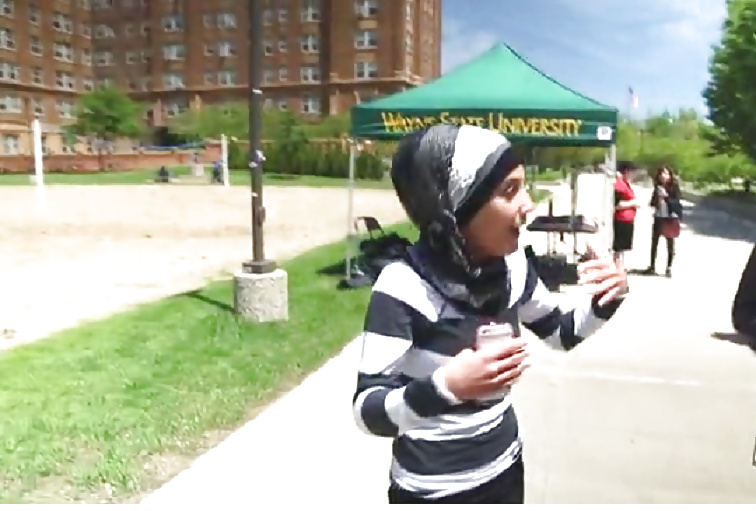 Veiled Arab slut kissing white dude porn gallery