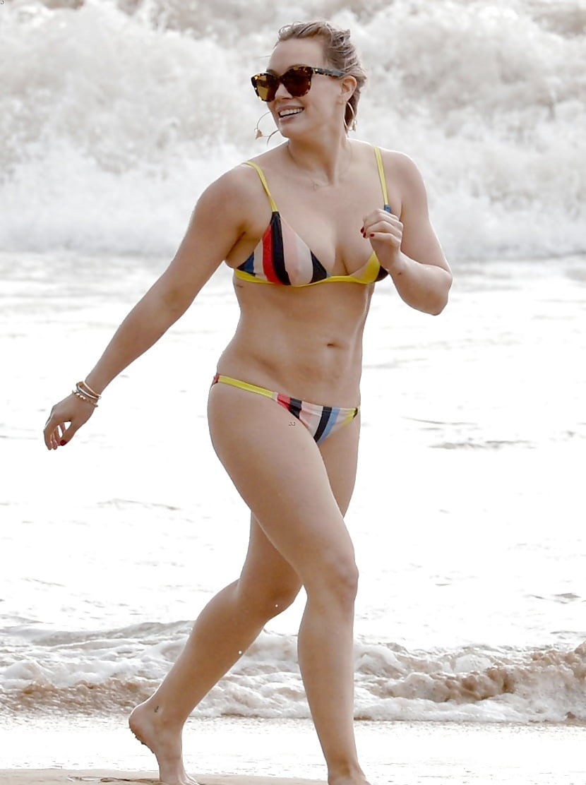 Hilary duff trägt einen bikini an einem strand in maui