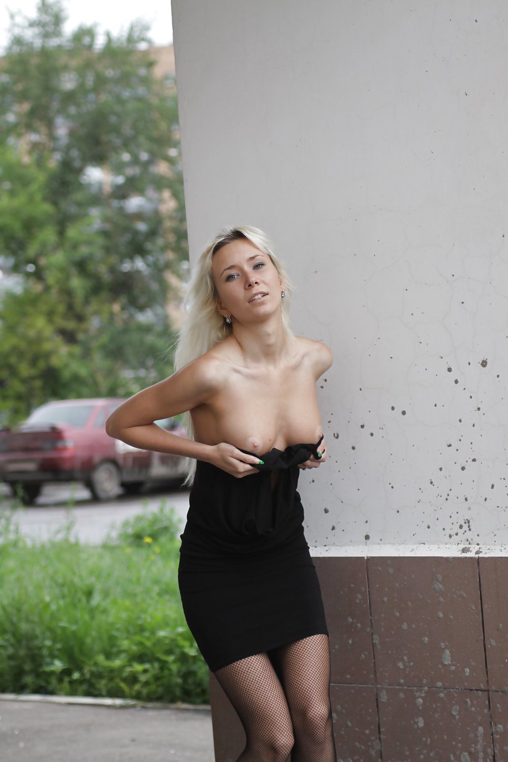 AMATEUR RUSSIAN TEEN UNDRESSES ON THE STREET porn gallery