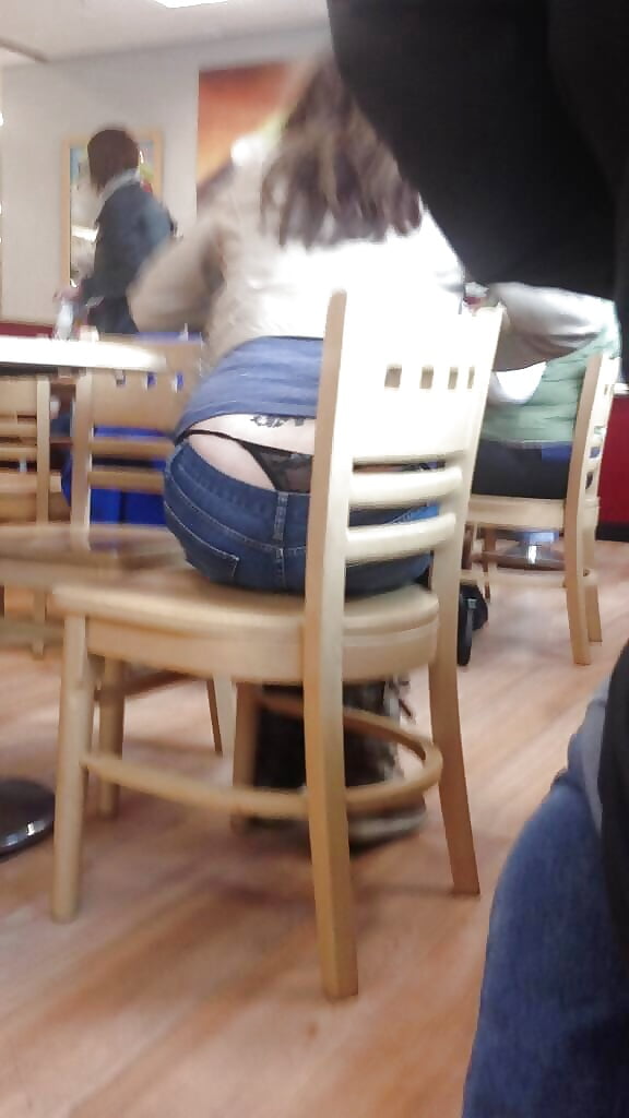 Candid young slut : thong V porn gallery