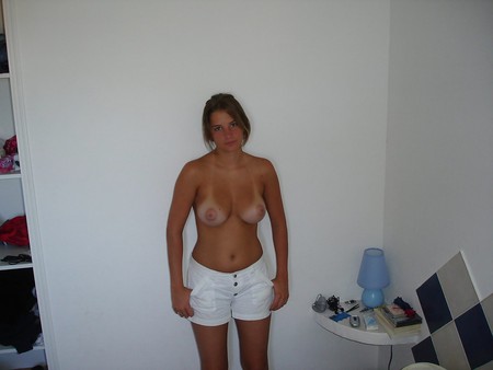 Amateur girlfriend getting naked