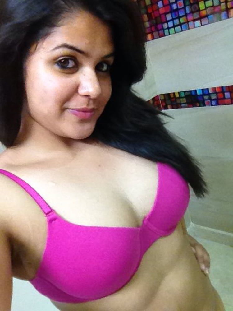 Indian chubby girl showing her small boobs and pussy porn gallery