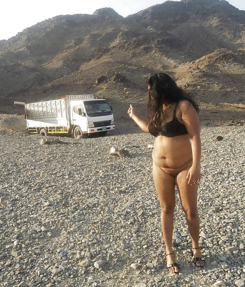 Indian Mature Wife Posing Nude Outdoor 18 Beelden Van