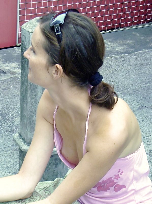Downblouse porn gallery