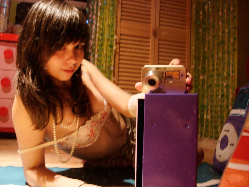 19yo Stacy takes selfies for her friends porn gallery