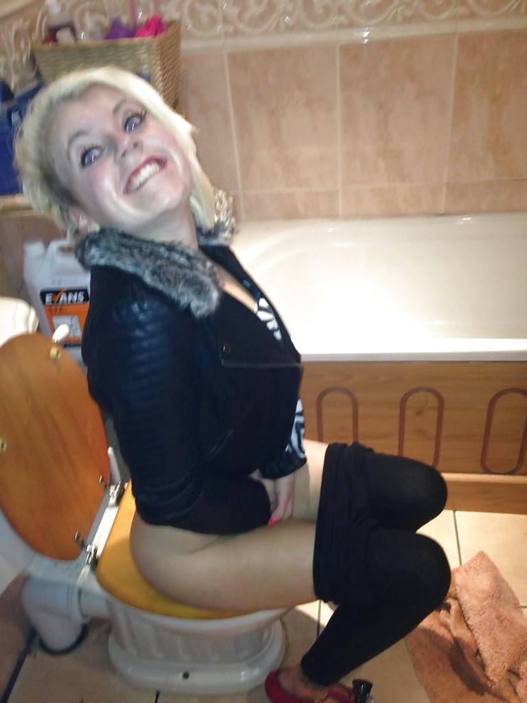Blonde Woman Bathroom Pics porn gallery