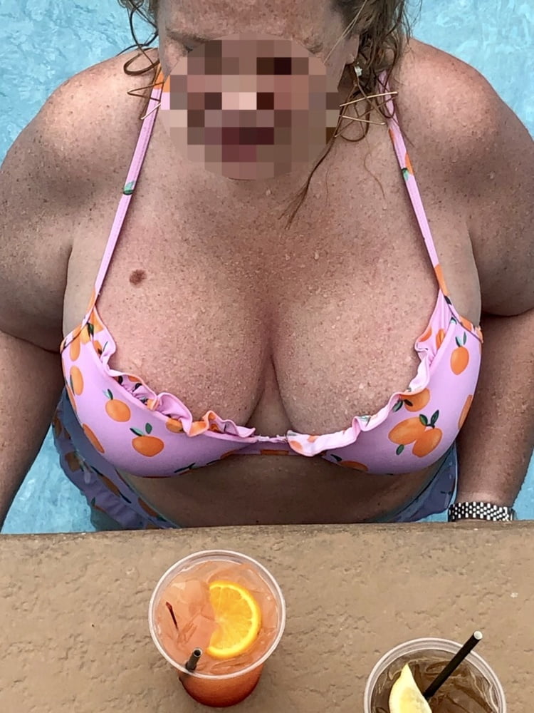 Super Busty MILF in Bikini Shows Off Big Boobs (2) - 31 Photos 