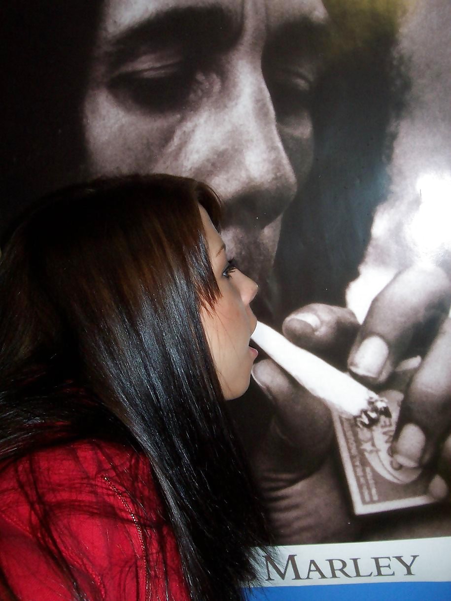 SingleStonerBabe From JoinUnTrue.com porn gallery