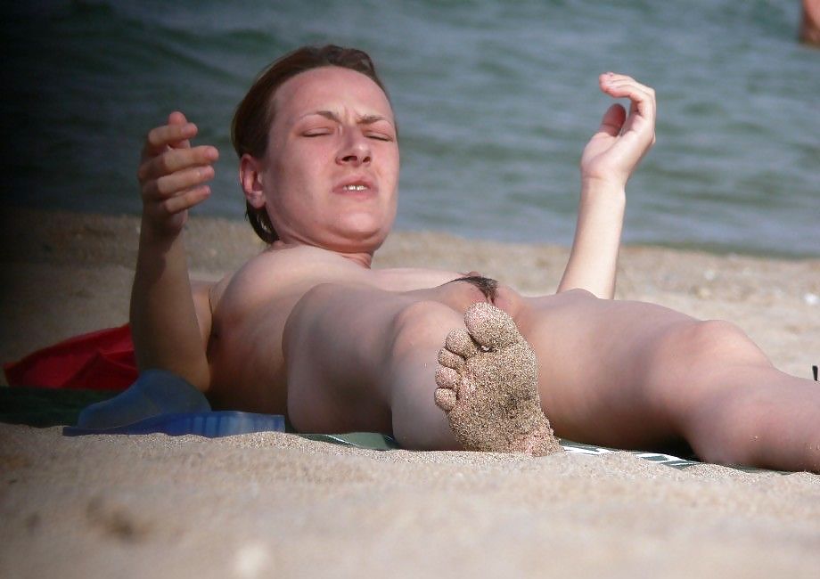 I love to masturbate on the beach, looking at naked bitches porn gallery