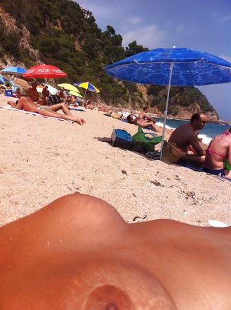 Mujer de un amigo en la playa nudista