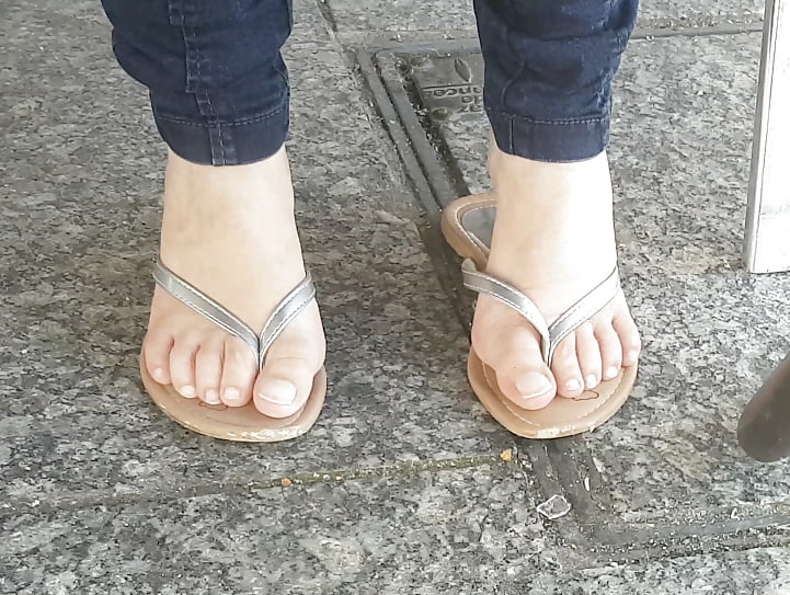 Candid legs and feet porn gallery