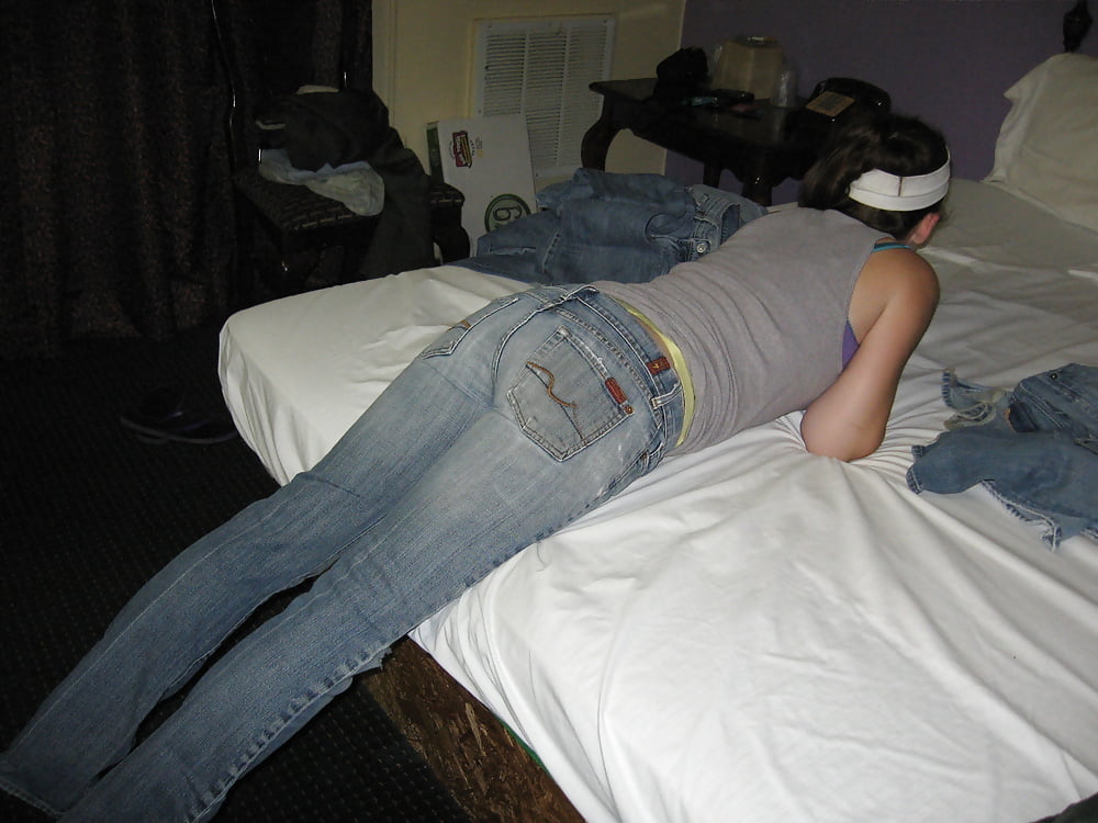 A nice ass in tight jeans porn gallery