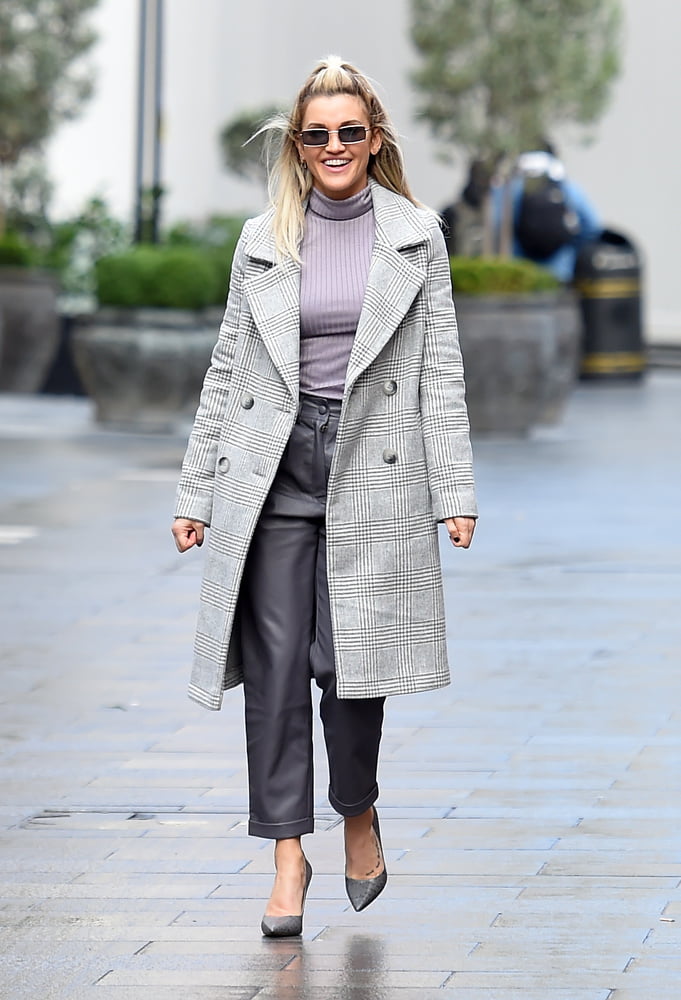 Female Celebrity Boots & Leather - Ashley Roberts