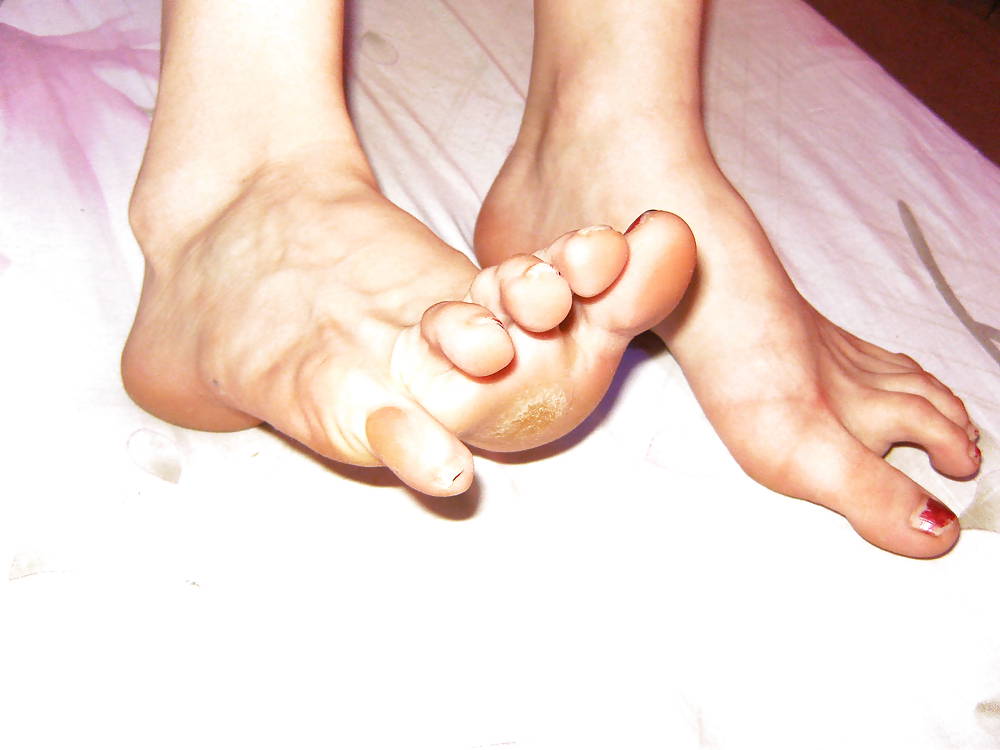 Aida 's Feet - Foot Model spreads long flexible toes porn gallery