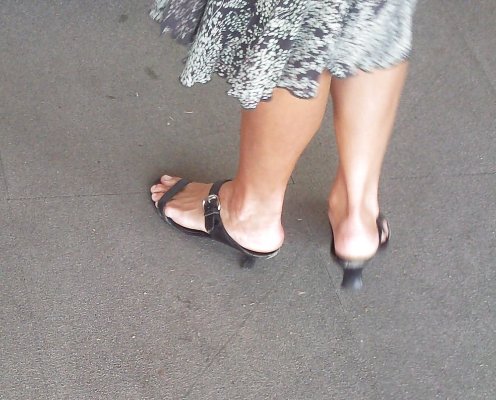 Candid legs and feet porn gallery