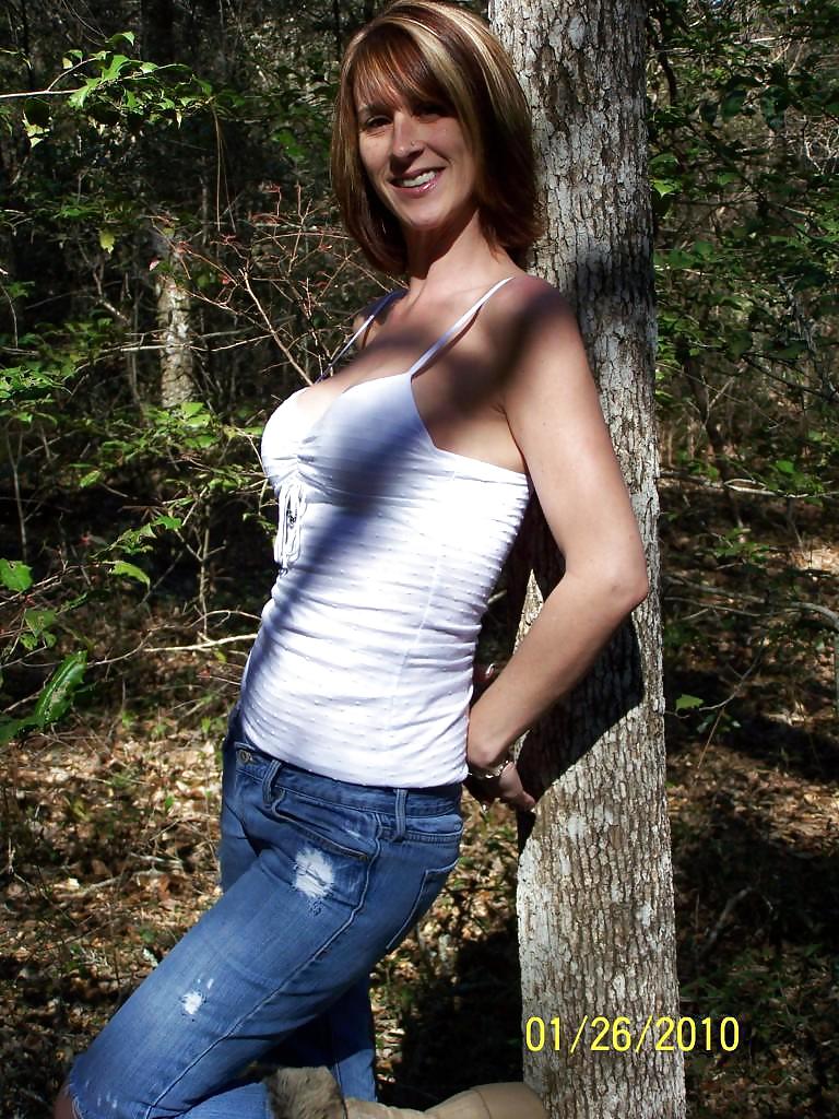 BEAUTIFUL MILF POSING OUTDOOR porn gallery