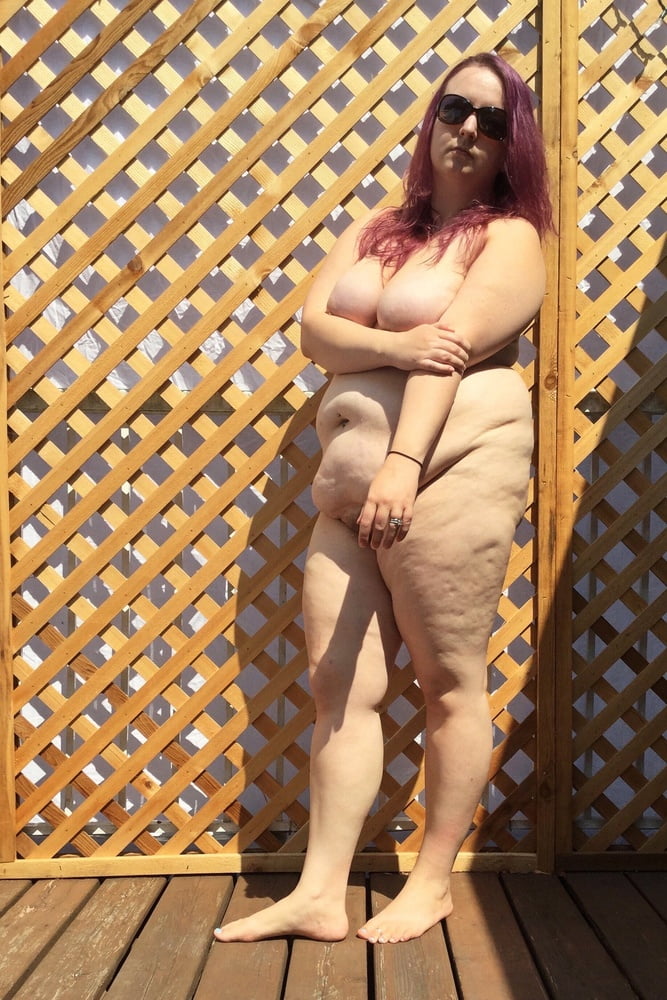 Cute young BBW nude outside - 5 Photos 