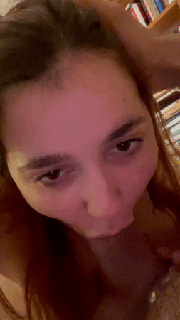 Je le regarde dans les yeux quand sa bite est dans ma bouche