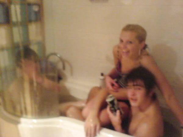 lilSocial Network Tramps & Heart Breakers porn gallery