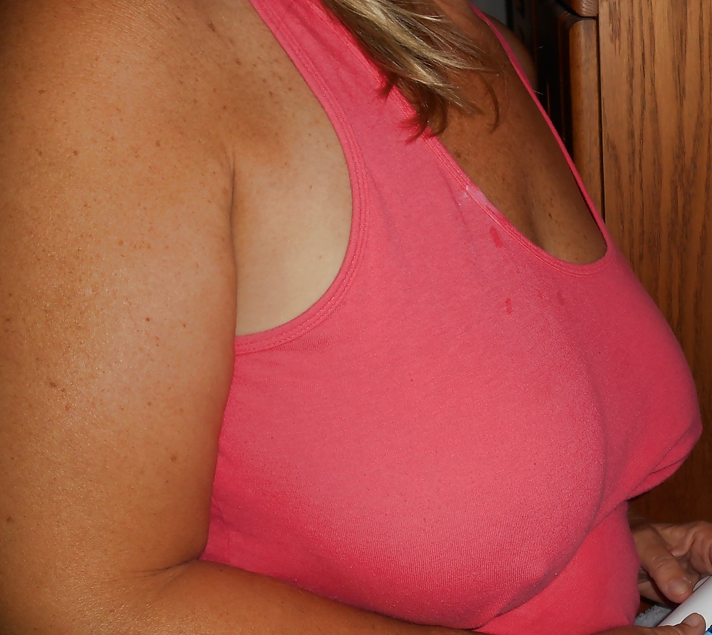 Wife....No Bra porn gallery