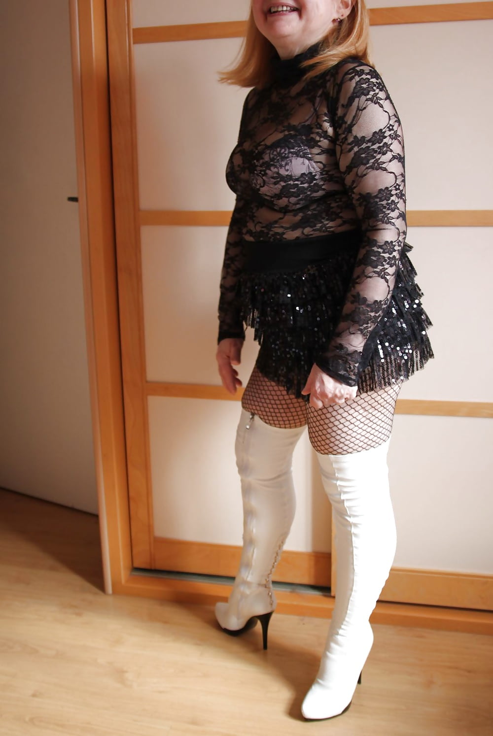 Julia en cuissardes blanches porn gallery