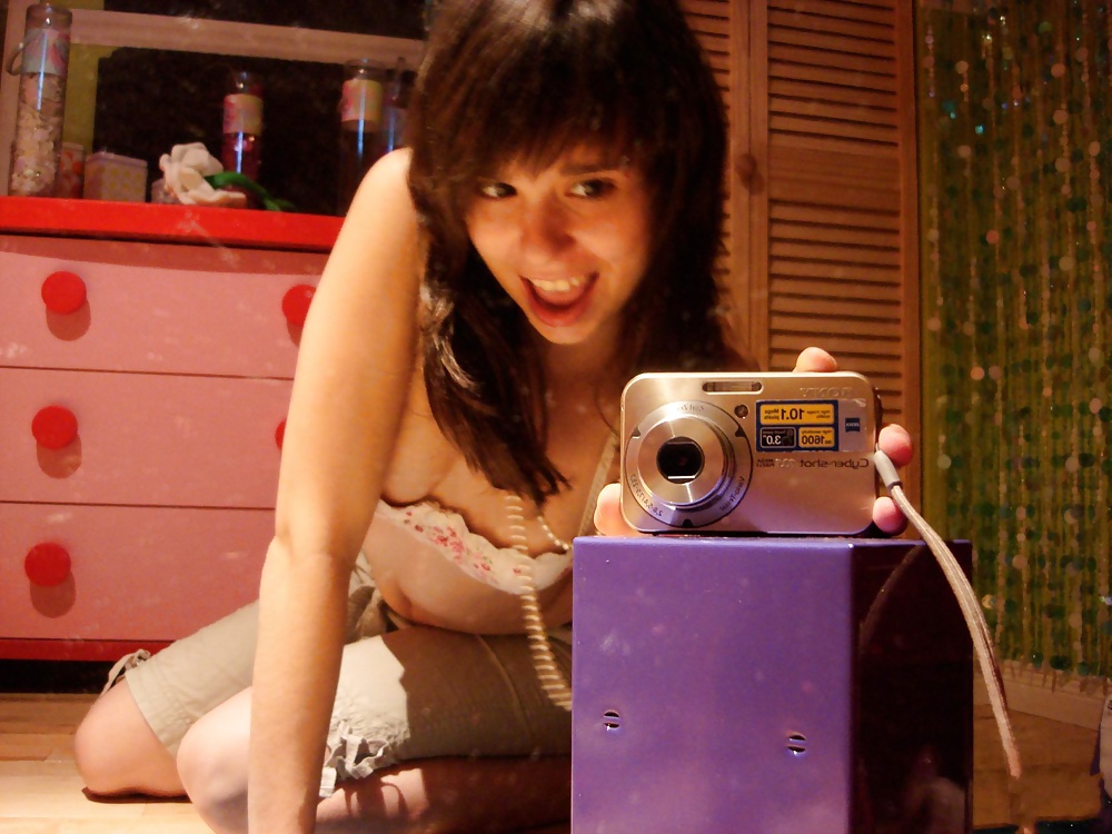19yo Stacy takes selfies for her friends porn gallery