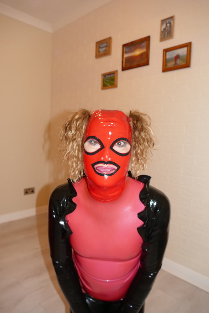 Lisa in Black and Red Shiny Latex- 18 Photos 