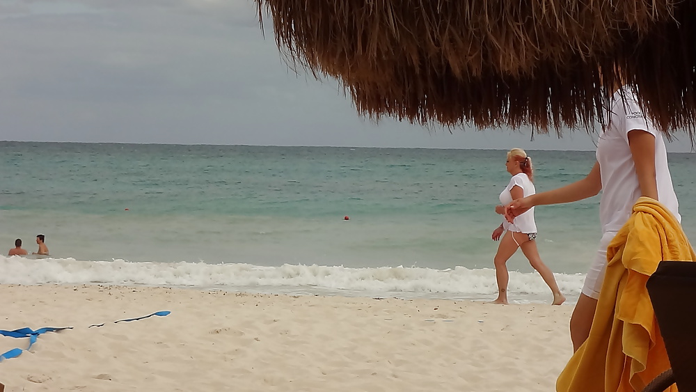 Rubia tetona en la playa de Mexico porn gallery