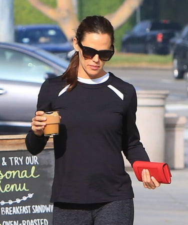 jennifer garner yoga pants         