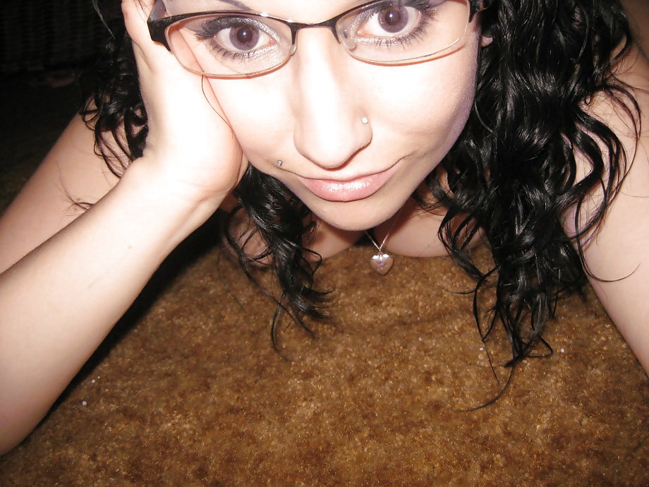 brunette slut taking selfies porn gallery