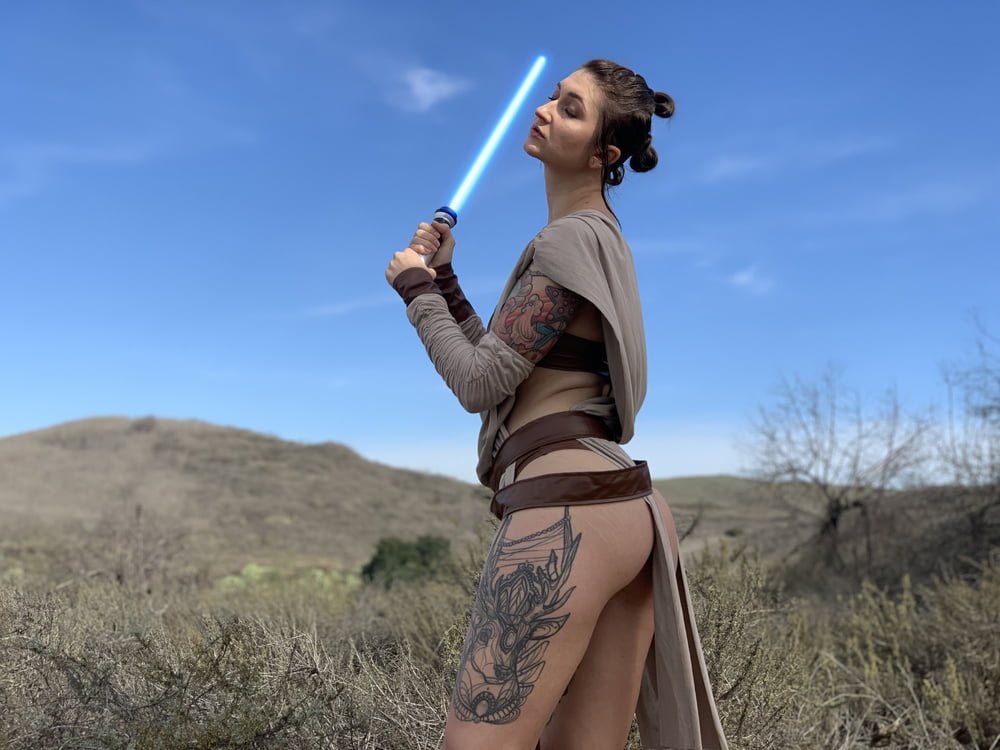 Rey Cosplay - 17 Photos 