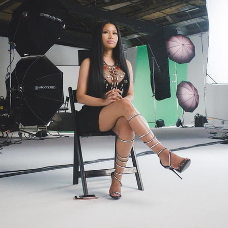 nicki minaj legs feet         