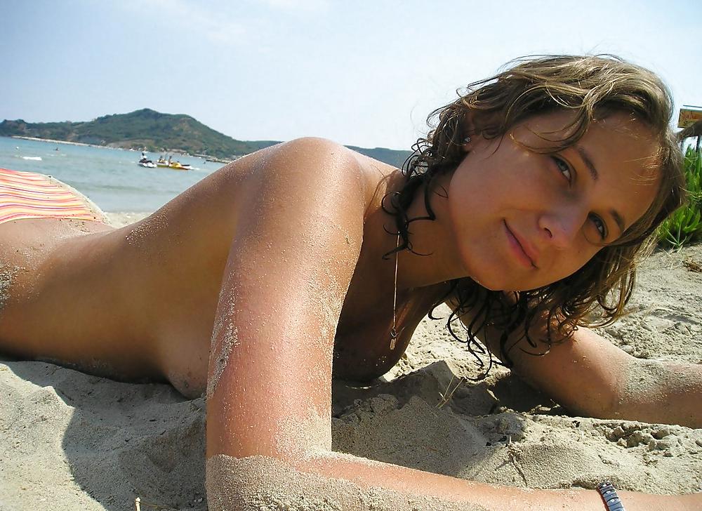 SEXY CHICK ON THE BEACH porn gallery