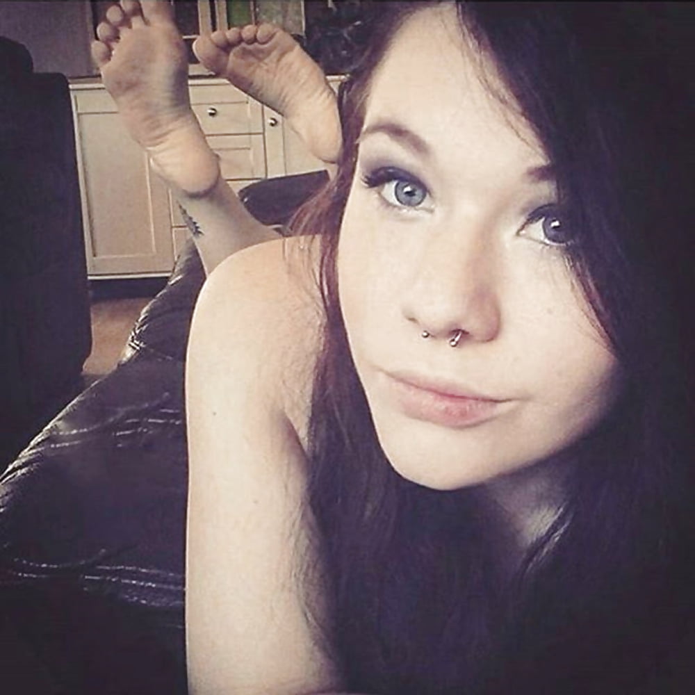 selfshot girls feet pose!!! porn gallery