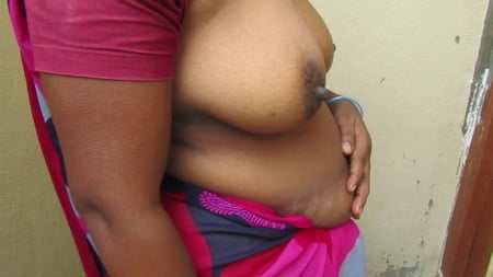 tamil aunty standing to show her boobs very hot         