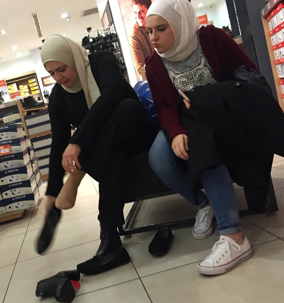 Old Hijab Bitches with Nylon Feet - 14 Photos 