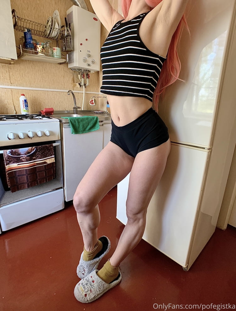 Fucked herself in the kitchen - 10 Pics 