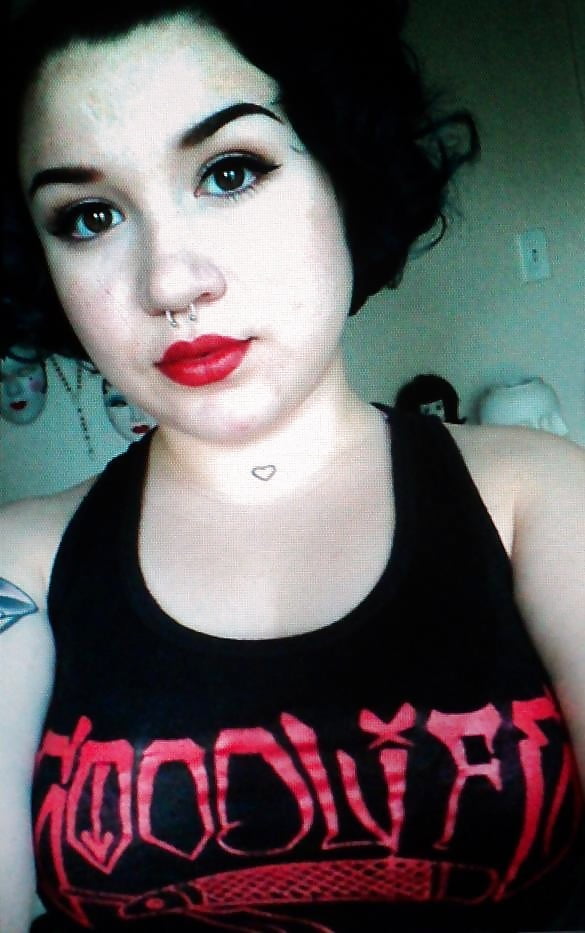 Stupid slut Hannah porn gallery