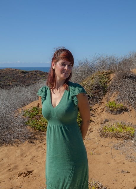 Beach and green dress - 3 Photos 