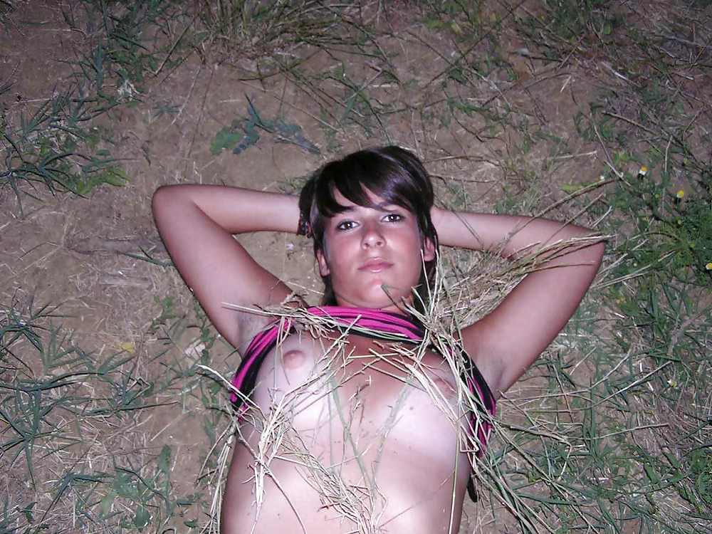 SPANISH TEENS OUTDOOR FLASH porn gallery