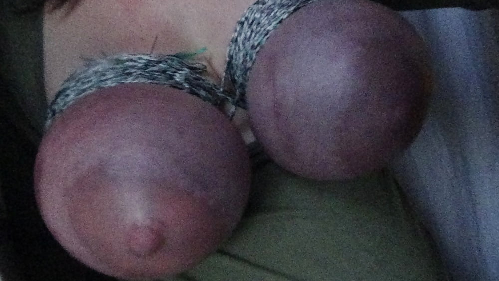 Extreme Titten-Tortur: Ebony werden die Brüste abgebunden.